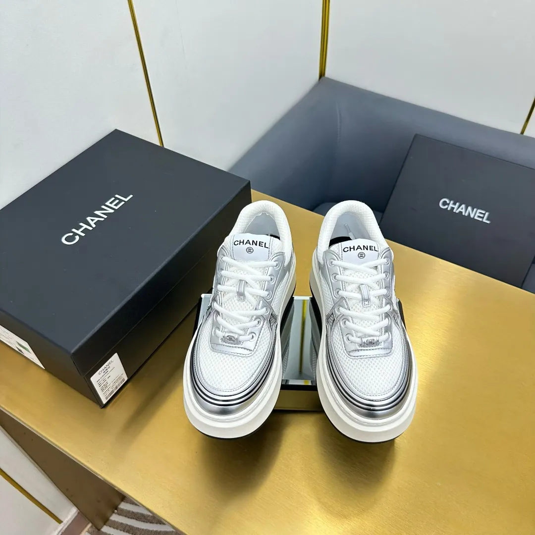 👟👟Ex-factory price 680👟👟 Upgraded version, upgraded version, upgraded version! No rebuttal accepted! ! ! ! Chanel Chanel panda shoes! 2025 counter's top casual sports shoes. This classic design; the upper is electro-embroidered with a variety of techniques; the outsole is fashionable and sporty; the unusual inclusion of a variety of color matching elements... The diversified mix and match is very good-looking and versatile, and can be used for leisure, fashion, sports, and outdoor... ꫛꫀꪝ Go➫ Materials: ❶Upper made of: original imported first-layer silk cowhide + original waterproof cloth + original first-layer cowhide ❷Inner lining: Original Yangli+Net ❸Outsole based on: Original TPU combination outsole Counter boutique packaging complete set for women 35–41 👉 👉